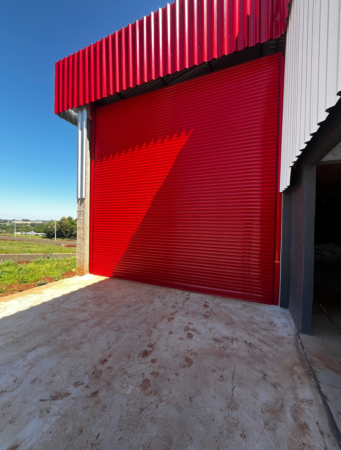 Porta automática instalada pela equipe MT