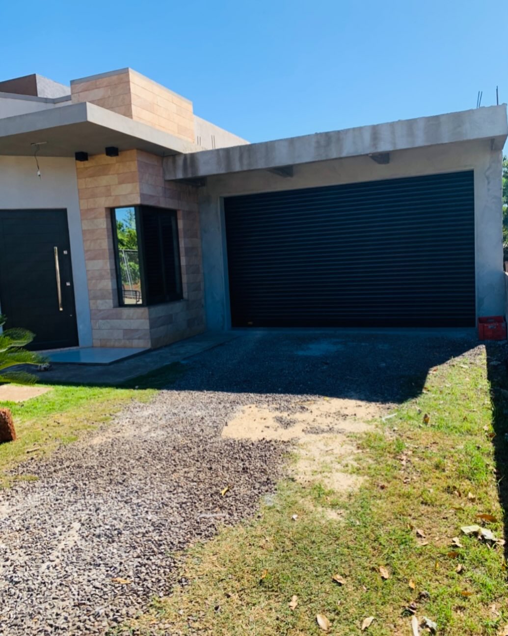 Porta automática escura instalada em uma residência
